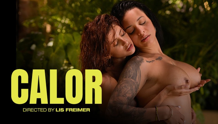 Ish stoli uchun yuqori aniqlikdagi yalangoch qizlar Yetuk ayol ozini veb-kamerada suratga oladi.