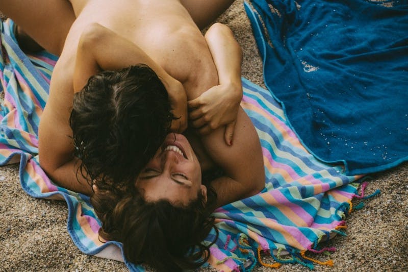El Chico de la Playa Nudista porn photos