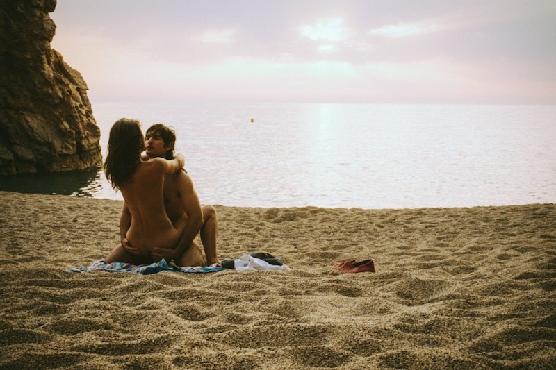 El Chico de la Playa Nudista porn photos
