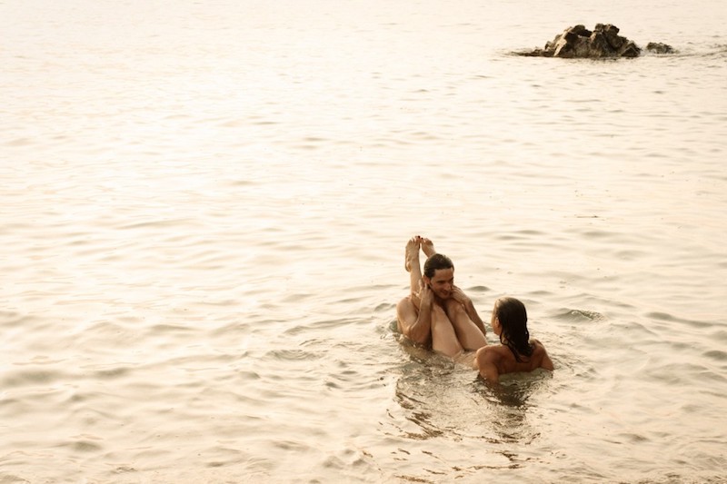 El Chico de la Playa Nudista porn photos